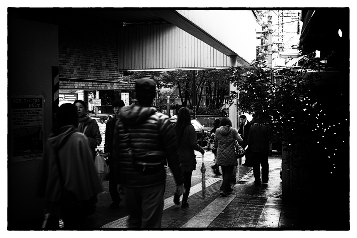 梅田の街が雨に濡れる / Leica M-Monochromeで撮影
