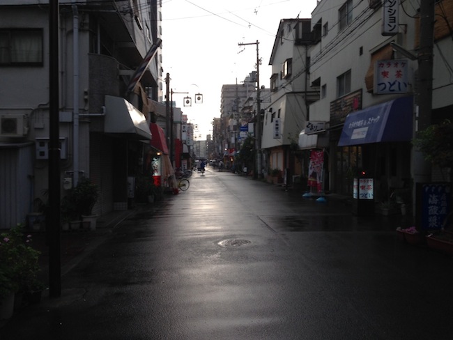 雨上がりの商店街