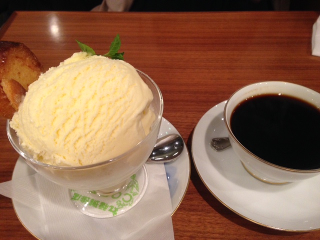 ホットコーヒーとアイスクリーム