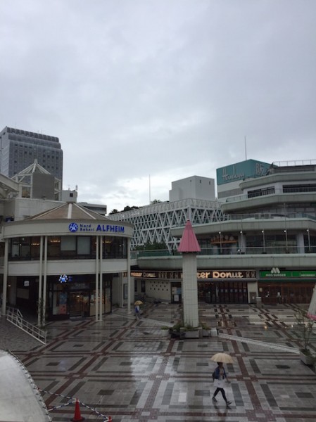 台風接近前の千里中央の広場