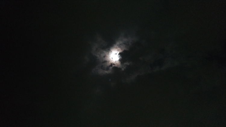 雲の隙間から輝く月