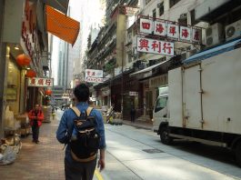 香港の街をねり歩く