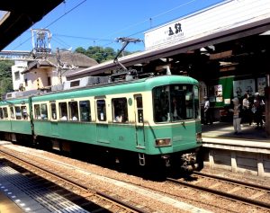 7月の鎌倉　雲一つない晴天でした　江ノ島電鉄長谷駅にて