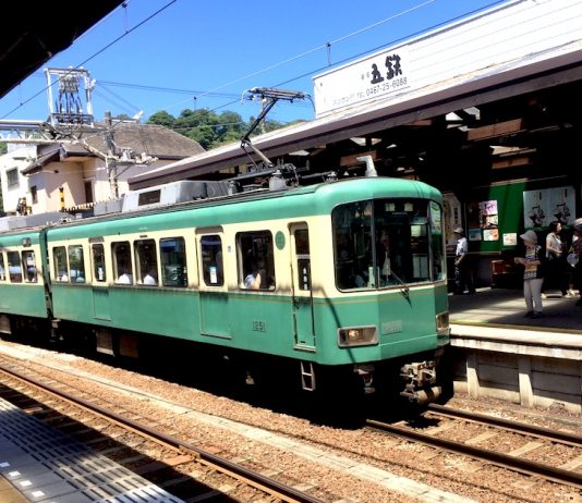 7月の鎌倉　雲一つない晴天でした　江ノ島電鉄長谷駅にて