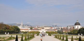 ベルヴェデーレ宮殿よりウィーン市内を望む