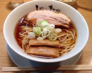 いつも１時間は並ばないと入れないというラーメン屋さん。チャーシューが分厚かったです！