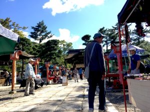 朝から豊国神社の骨董市へ 友人ガイドと共に