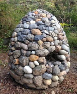 石でできた、大きな卵型のアート
