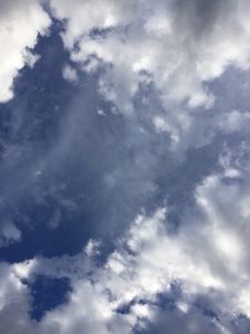 空を見上げると絵の具で描いたような空模様でした