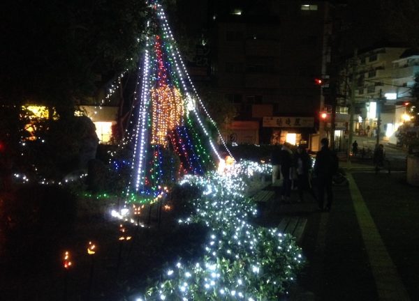 緑地公園駅からの歩道もクリスマスモードです。