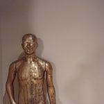 金ピカの経穴人形