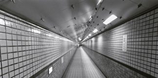 ちょっとひんやり。安治川トンネル