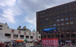 毎年、緑地公園駅の隣で開催される寺内祭り