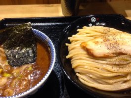 阪急梅田駅にある「たけ井」というラーメン屋さんにて