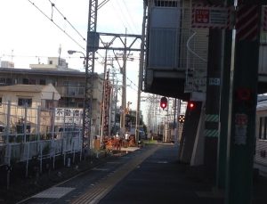 夕方の電車の駅のホームです。帰宅ラッシュの前の静けさです。