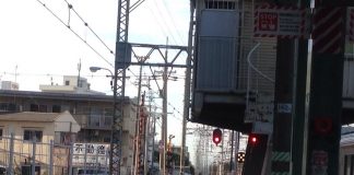 夕方の電車の駅のホームです。帰宅ラッシュの前の静けさです。