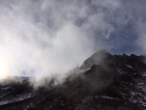 霧がかかった駒ヶ岳