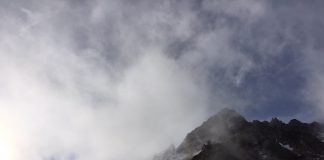 霧がかかった駒ヶ岳