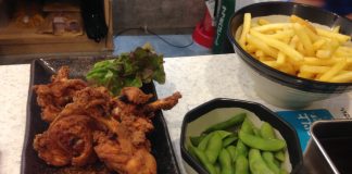 本院近くの「串カツ田中」にて。この日は鶏の手羽先などが食べ放題でお得でした！