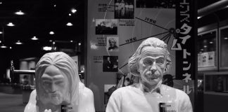 大阪市立科学館にて　”原始人とアインシュタイン”