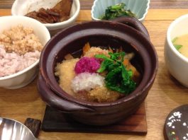 梅田にある、オーガニック素材を使用している定食屋さんにて。「ナチュラルキッチン」というところです。お椀にあるのは、玄米と小豆ご飯です。優しい味でとても美味しかったです。