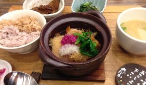 梅田にある、オーガニック素材を使用している定食屋さんにて。「ナチュラルキッチン」というところです。お椀にあるのは、玄米と小豆ご飯です。優しい味でとても美味しかったです。