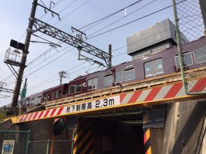 阪急電車通過中