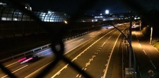 金網越しの高速道路