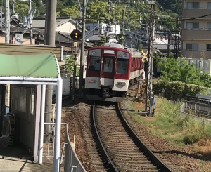 のどかな場所で走る近鉄電車。このまま田舎へ旅に行きたくなります。