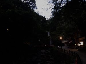 夕暮れ時の滝