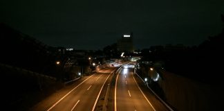 真夜中の高速道路