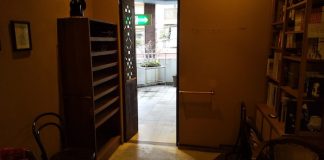 院内から見た盆栽