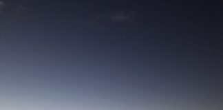 真っ暗な外の景色