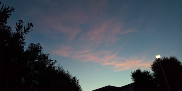 夕方、ピンク色の雲