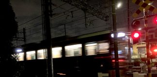 阪急電車　通過中