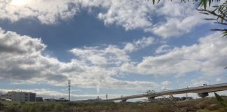 高速道路に河川敷