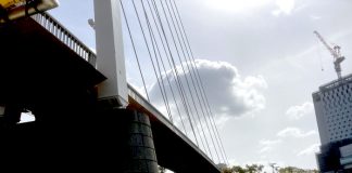 橋と雲　