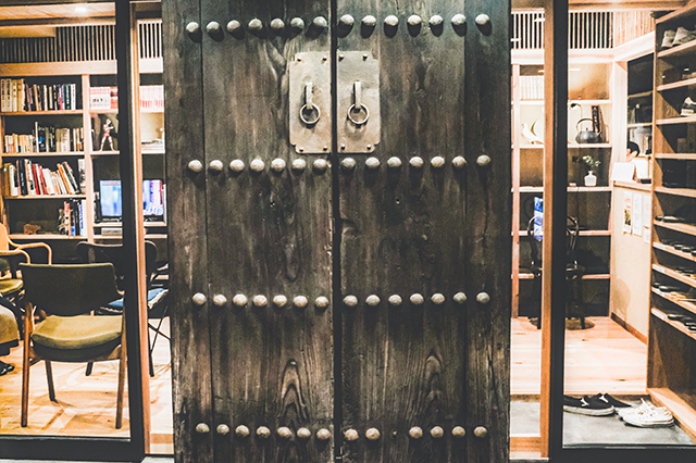 一鍼堂の象徴とも言える入口の門扉です。