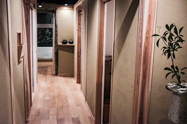 各施術室をつなぐ回廊。