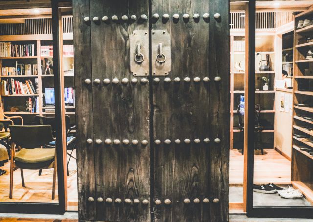 一鍼堂の象徴とも言える入口の門扉です。